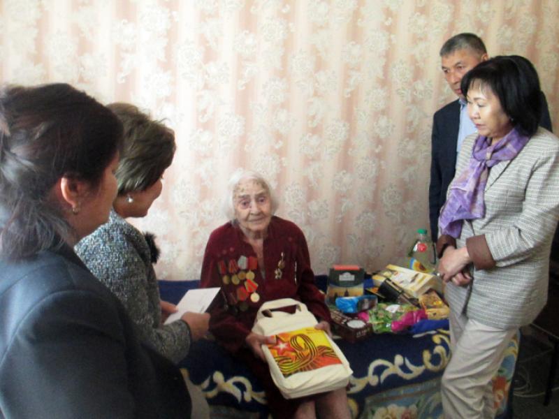 Акыйкатчы институтунун кызматкерлери Улуу Ата-Мекендик согуштун ардагери Любовь Костылеваны Жеңиш күнү менен куттукташты