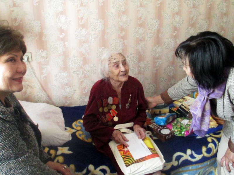 Акыйкатчы институтунун кызматкерлери Улуу Ата-Мекендик согуштун ардагери Любовь Костылеваны Жеңиш күнү менен куттукташты