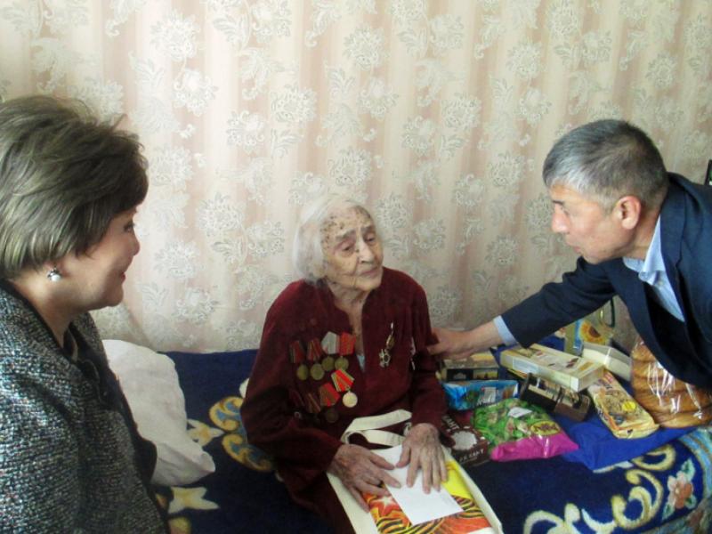 Акыйкатчы институтунун кызматкерлери Улуу Ата-Мекендик согуштун ардагери Любовь Костылеваны Жеңиш күнү менен куттукташты