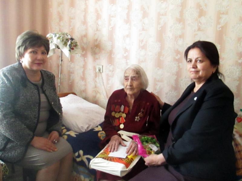 Акыйкатчы институтунун кызматкерлери Улуу Ата-Мекендик согуштун ардагери Любовь Костылеваны Жеңиш күнү менен куттукташты