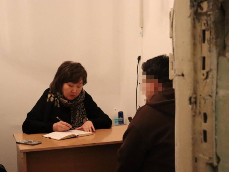 Акыйкатчы Жамиля Жаманбаева Бишкектеги Тергөө абагына барды