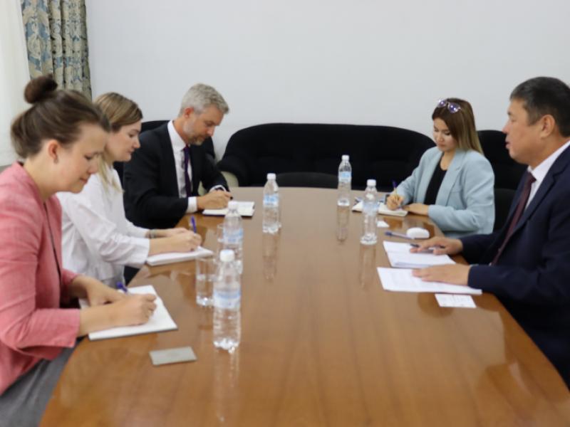 Акыйкатчынны орун басары АКШ Миссия башчысынын орун басары менен жолукту