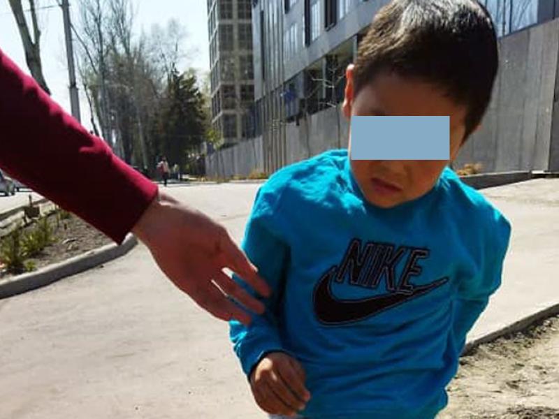 Жергиликтүү кеңешке шайлоого мониторинг жүргүзүү учурунда Акыйкатчы аппаратынын кызматкерлери улуулардын коштоосусуз Манас проспектисинде жүргөн баланы табышкан