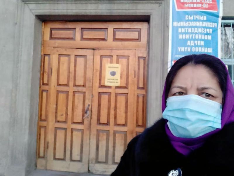 КР Акыйкатчы аппаратынын кызматкерлери КР Президентин мөөнөтүнөн мурда шайлоо жана башкаруу формасын аныктоо боюнча референдумдун жүрүшүнө мониторинг жүргүзүшүүдө