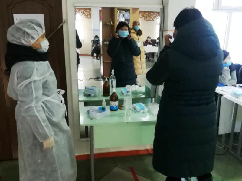 КР Акыйкатчы аппаратынын кызматкерлери КР Президентин мөөнөтүнөн мурда шайлоо жана башкаруу формасын аныктоо боюнча референдумдун жүрүшүнө мониторинг жүргүзүшүүдө