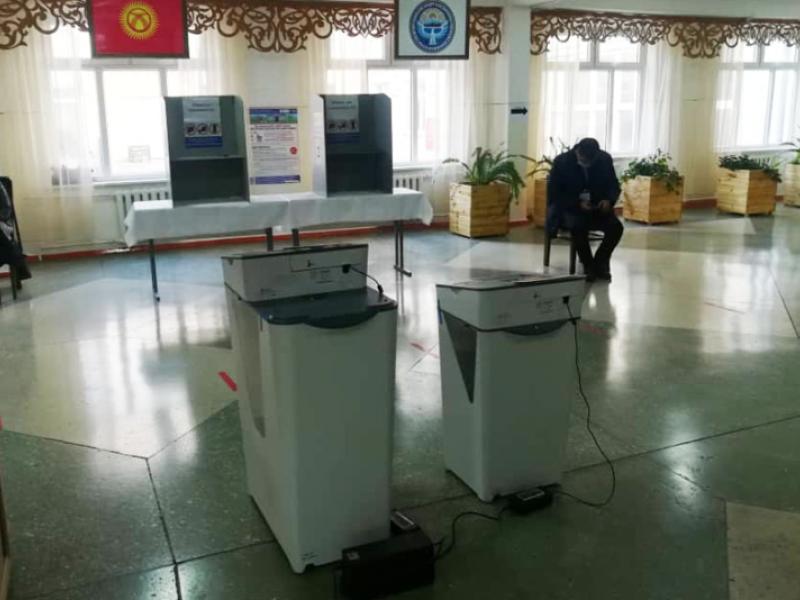 КР Акыйкатчы аппаратынын кызматкерлери КР Президентин мөөнөтүнөн мурда шайлоо жана башкаруу формасын аныктоо боюнча референдумдун жүрүшүнө мониторинг жүргүзүшүүдө