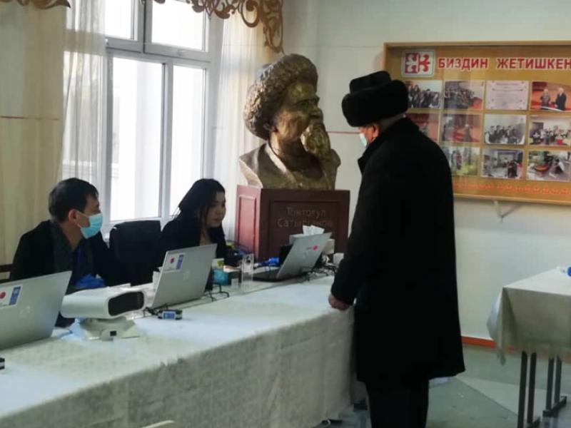 КР Акыйкатчы аппаратынын кызматкерлери КР Президентин мөөнөтүнөн мурда шайлоо жана башкаруу формасын аныктоо боюнча референдумдун жүрүшүнө мониторинг жүргүзүшүүдө