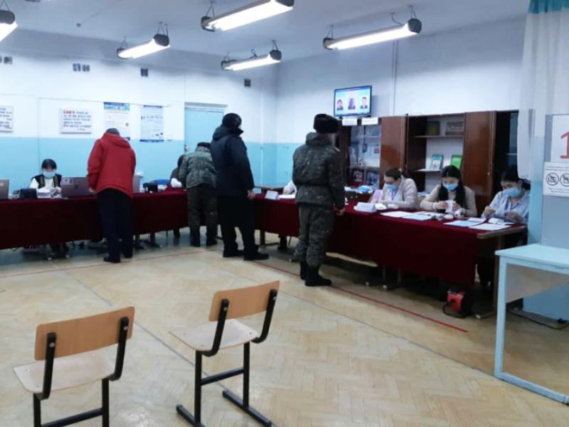 КР Акыйкатчы аппаратынын кызматкерлери КР Президентин мөөнөтүнөн мурда шайлоо жана башкаруу формасын аныктоо боюнча референдумдун жүрүшүнө мониторинг жүргүзүшүүдө