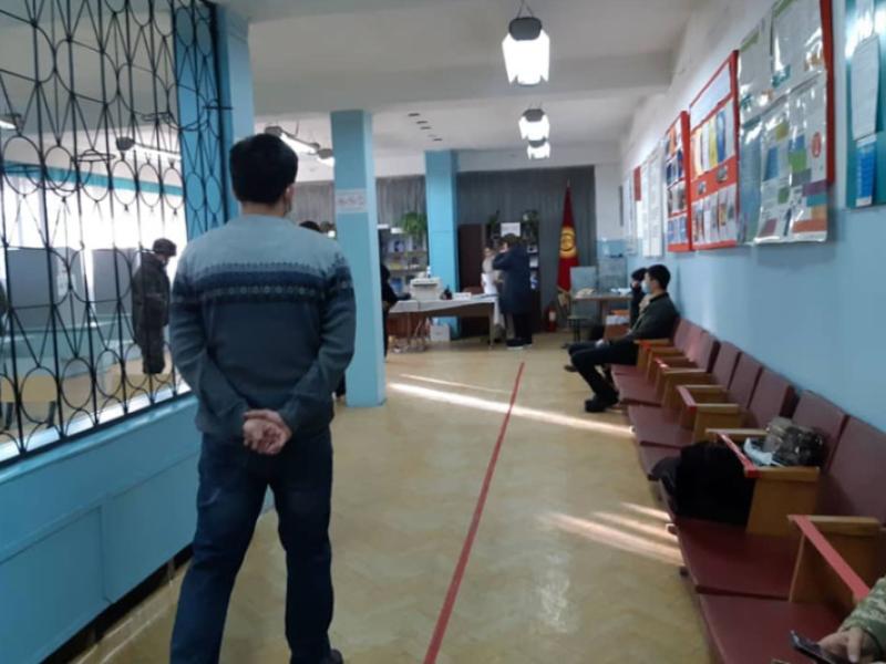 КР Акыйкатчы аппаратынын кызматкерлери КР Президентин мөөнөтүнөн мурда шайлоо жана башкаруу формасын аныктоо боюнча референдумдун жүрүшүнө мониторинг жүргүзүшүүдө