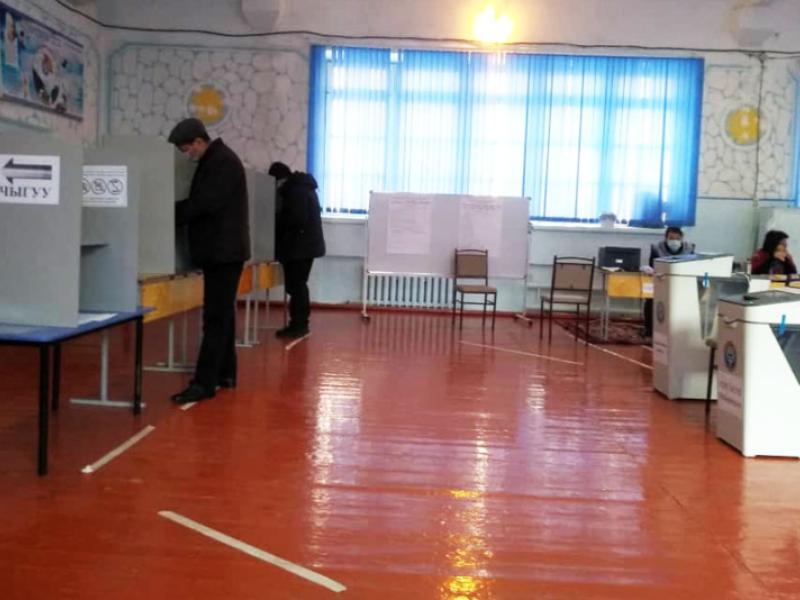 КР Акыйкатчы аппаратынын кызматкерлери КР Президентин мөөнөтүнөн мурда шайлоо жана башкаруу формасын аныктоо боюнча референдумдун жүрүшүнө мониторинг жүргүзүшүүдө