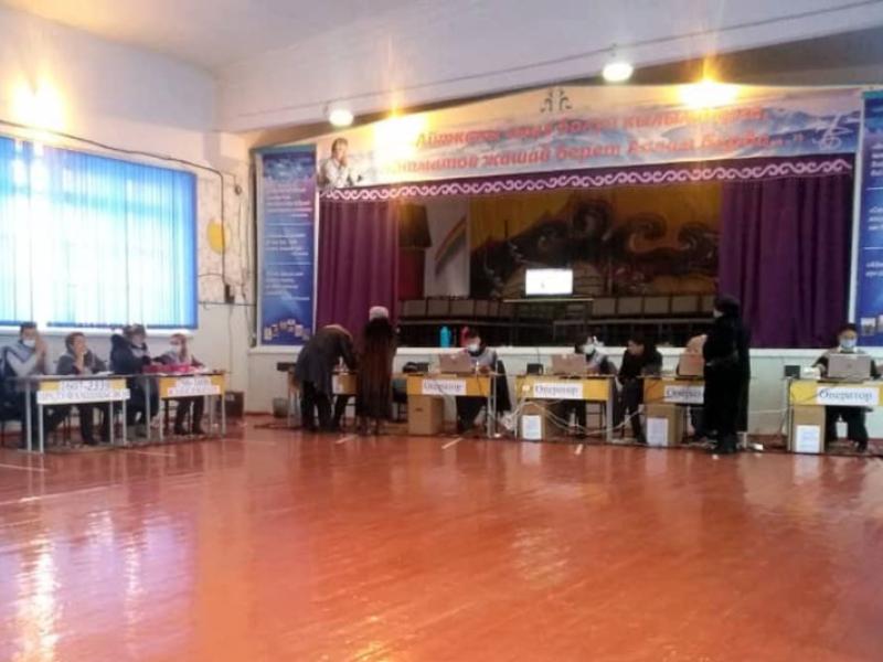 КР Акыйкатчы аппаратынын кызматкерлери КР Президентин мөөнөтүнөн мурда шайлоо жана башкаруу формасын аныктоо боюнча референдумдун жүрүшүнө мониторинг жүргүзүшүүдө