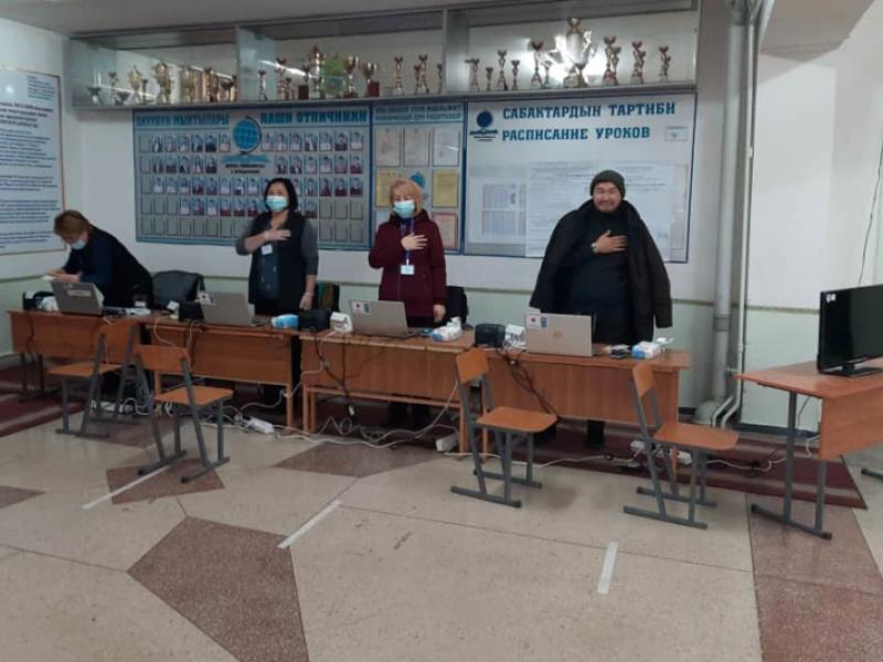 КР Акыйкатчы аппаратынын кызматкерлери КР Президентин мөөнөтүнөн мурда шайлоо жана башкаруу формасын аныктоо боюнча референдумдун жүрүшүнө мониторинг жүргүзүшүүдө