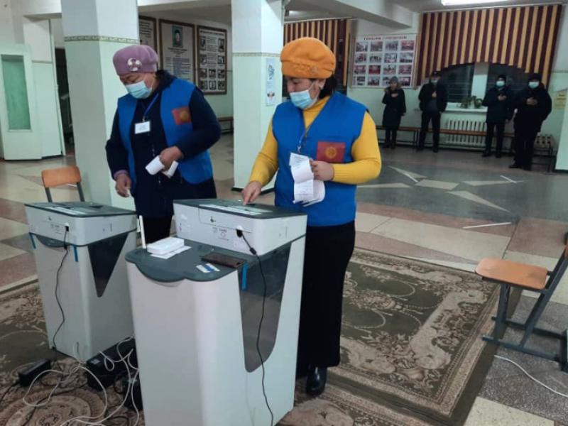 КР Акыйкатчы аппаратынын кызматкерлери КР Президентин мөөнөтүнөн мурда шайлоо жана башкаруу формасын аныктоо боюнча референдумдун жүрүшүнө мониторинг жүргүзүшүүдө