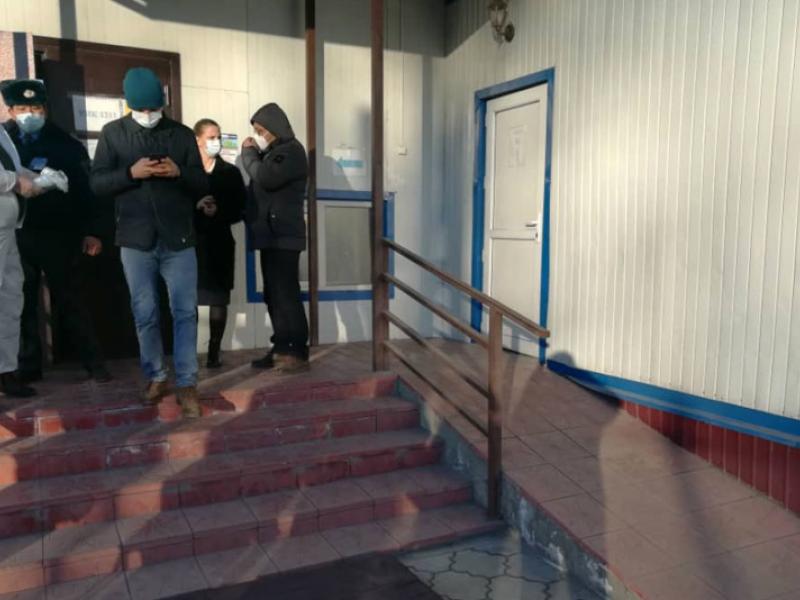 КР Акыйкатчы аппаратынын кызматкерлери КР Президентин мөөнөтүнөн мурда шайлоо жана башкаруу формасын аныктоо боюнча референдумдун жүрүшүнө мониторинг жүргүзүшүүдө