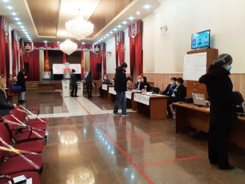 КР Акыйкатчы аппаратынын кызматкерлери КР Президентин мөөнөтүнөн мурда шайлоо жана башкаруу формасын аныктоо боюнча референдумдун жүрүшүнө мониторинг жүргүзүшүүдө