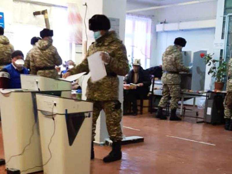 КР Акыйкатчы аппаратынын кызматкерлери КР Президентин мөөнөтүнөн мурда шайлоо жана башкаруу формасын аныктоо боюнча референдумдун жүрүшүнө мониторинг жүргүзүшүүдө