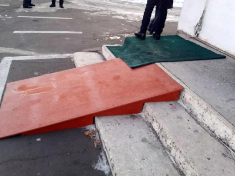 КР Акыйкатчы аппаратынын кызматкерлери КР Президентин мөөнөтүнөн мурда шайлоо жана башкаруу формасын аныктоо боюнча референдумдун жүрүшүнө мониторинг жүргүзүшүүдө