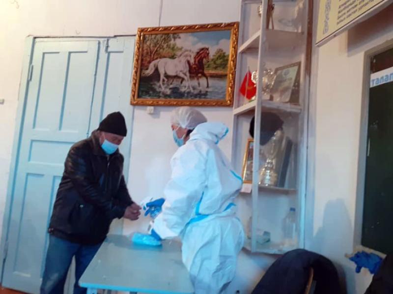 КР Акыйкатчы аппаратынын кызматкерлери КР Президентин мөөнөтүнөн мурда шайлоо жана башкаруу формасын аныктоо боюнча референдумдун жүрүшүнө мониторинг жүргүзүшүүдө