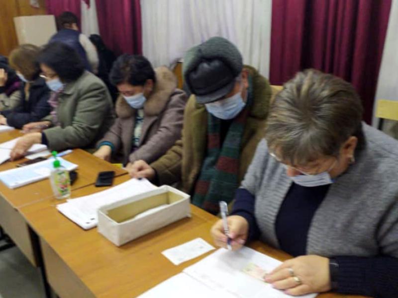 КР Акыйкатчы аппаратынын кызматкерлери КР Президентин мөөнөтүнөн мурда шайлоо жана башкаруу формасын аныктоо боюнча референдумдун жүрүшүнө мониторинг жүргүзүшүүдө