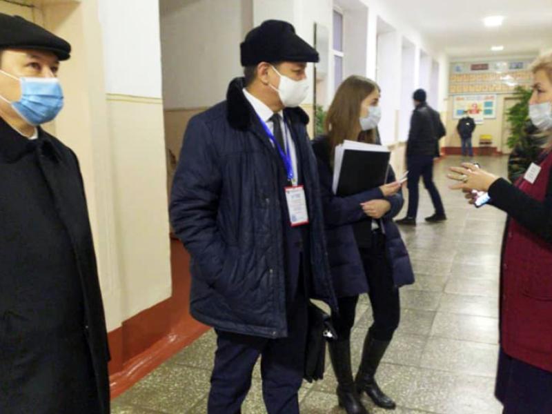 КР Акыйкатчы аппаратынын кызматкерлери КР Президентин мөөнөтүнөн мурда шайлоо жана башкаруу формасын аныктоо боюнча референдумдун жүрүшүнө мониторинг жүргүзүшүүдө