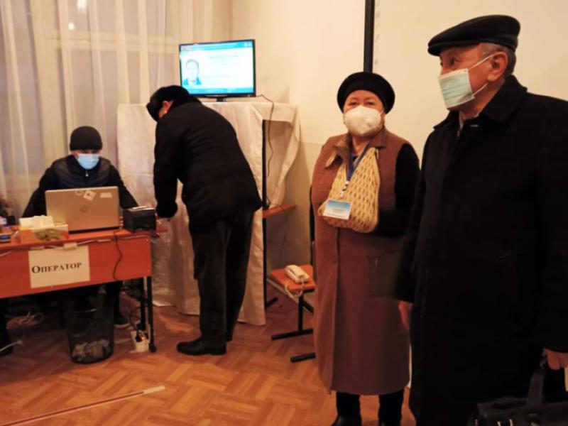 КР Акыйкатчы аппаратынын кызматкерлери КР Президентин мөөнөтүнөн мурда шайлоо жана башкаруу формасын аныктоо боюнча референдумдун жүрүшүнө мониторинг жүргүзүшүүдө