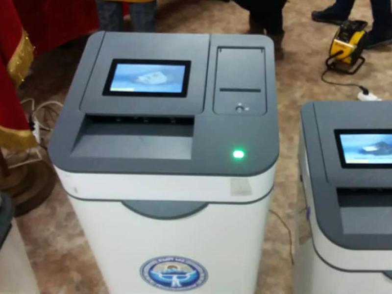 КР Акыйкатчы аппаратынын кызматкерлери КР Президентин мөөнөтүнөн мурда шайлоо жана башкаруу формасын аныктоо боюнча референдумдун жүрүшүнө мониторинг жүргүзүшүүдө