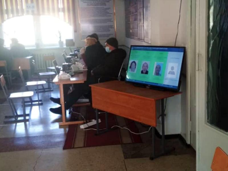 КР Акыйкатчы аппаратынын кызматкерлери КР Президентин мөөнөтүнөн мурда шайлоо жана башкаруу формасын аныктоо боюнча референдумдун жүрүшүнө мониторинг жүргүзүшүүдө