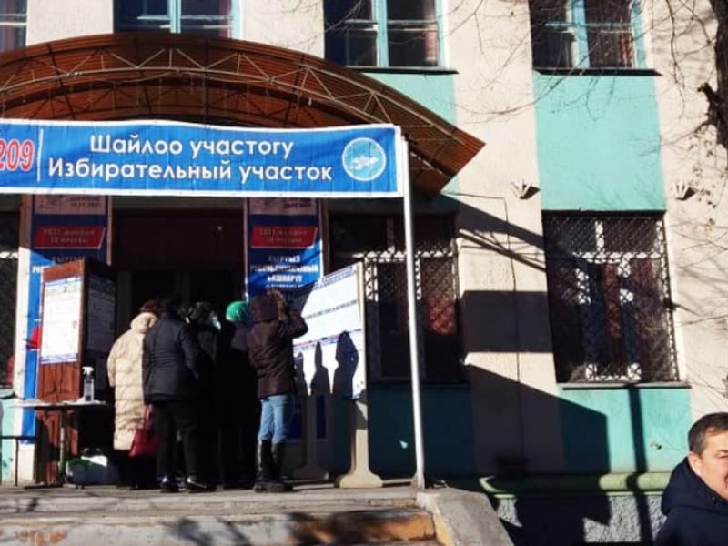 КР Акыйкатчы аппаратынын кызматкерлери КР Президентин мөөнөтүнөн мурда шайлоо жана башкаруу формасын аныктоо боюнча референдумдун жүрүшүнө мониторинг жүргүзүшүүдө