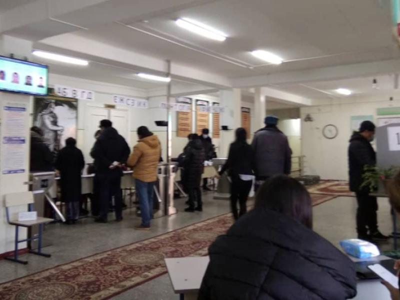 КР Акыйкатчы аппаратынын кызматкерлери КР Президентин мөөнөтүнөн мурда шайлоо жана башкаруу формасын аныктоо боюнча референдумдун жүрүшүнө мониторинг жүргүзүшүүдө