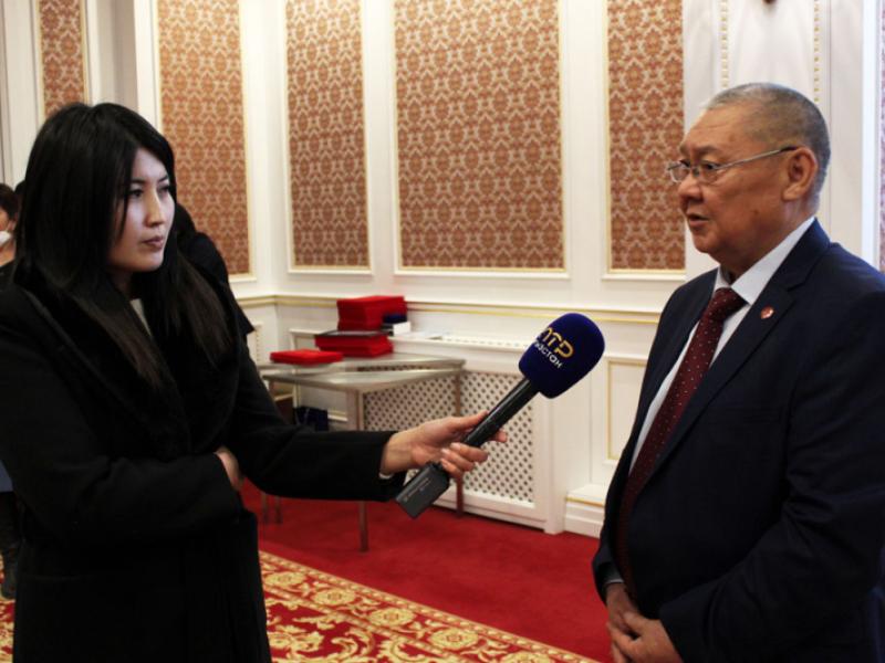 Адам укуктары күнүнө карата жалпыга маалымдоо каражаттарынын кызматкерлерине Акыйкатчынын сыйлыктары тапшырылды