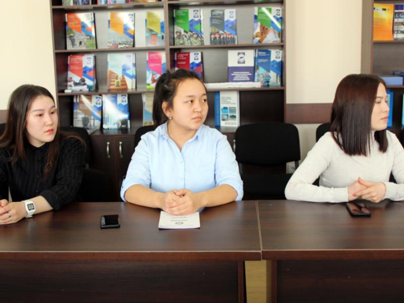 Токон Мамытов  Кыргызстан эл аралык университетинин  студенттери менен жолугушту