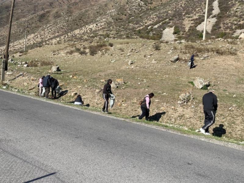 Акыйкатчы институтунун кызматкерлери Кой-Ташта жол жээгиндеги 4 чакырым участокту таштандыдан арылтышты