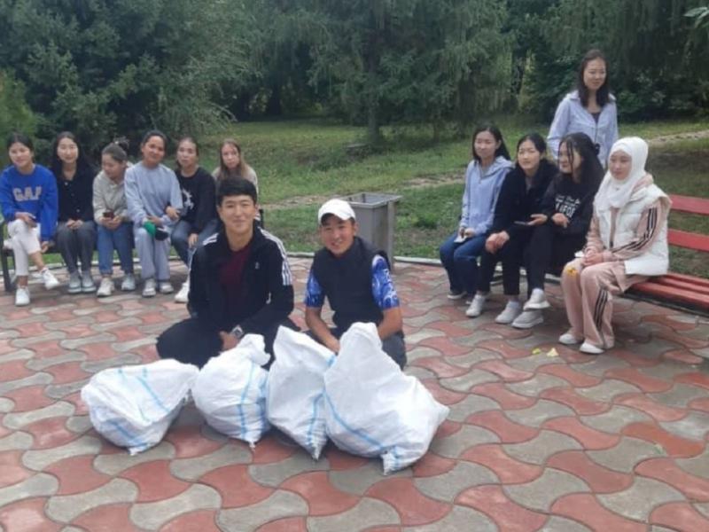 Акыйкатчы институтунун кызматкерлери Кой-Ташта жол жээгиндеги 4 чакырым участокту таштандыдан арылтышты