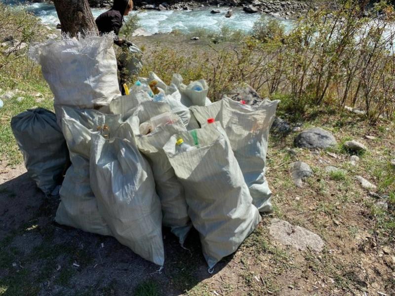 Акыйкатчы институтунун кызматкерлери Кой-Ташта жол жээгиндеги 4 чакырым участокту таштандыдан арылтышты