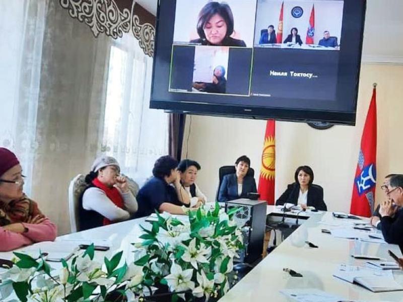 Таласта мектеп директорлору үчүн “Зордук-зомбулуксуз мектеп” программасын ишке ашыруу боюнча семинар өтүүдө