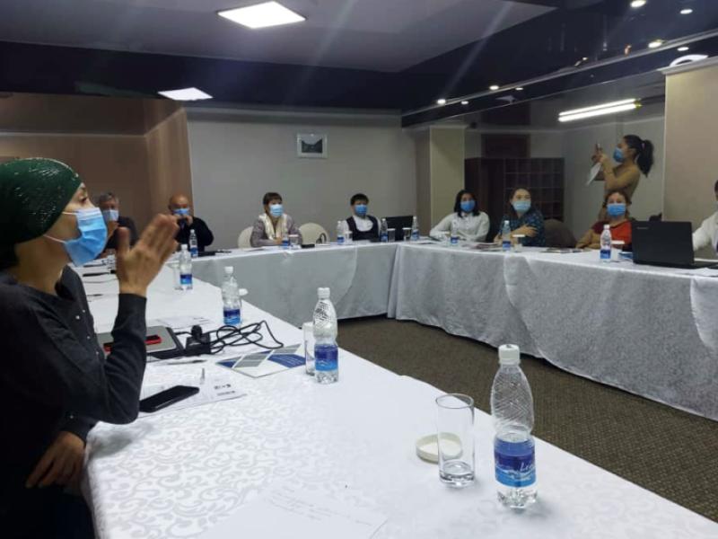 Кыргыз Республикасынын Акыйкатчы институтунун кызматкерлери ВИЧ / СПИДдин шарттарында адам укуктарын коргоо боюнча атайын тренингдерден өтүшүүдө