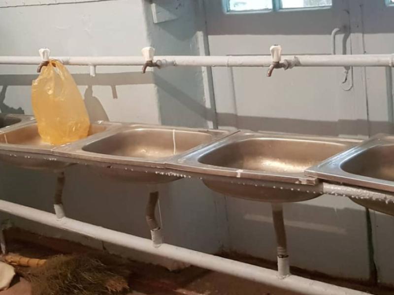 Чаткал районундагы  В.И. Ленин атындагы мектеп-интернатта балдар өз кийимдерин таштекке салып колго  жууйт