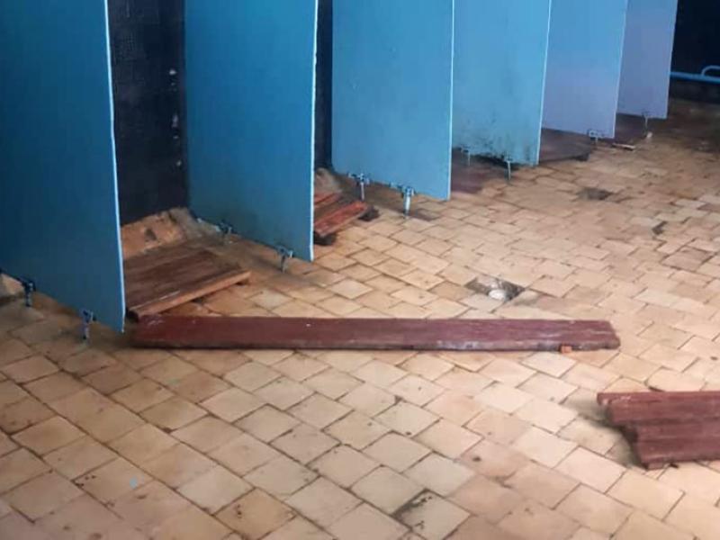 Чаткал районундагы  В.И. Ленин атындагы мектеп-интернатта балдар өз кийимдерин таштекке салып колго  жууйт