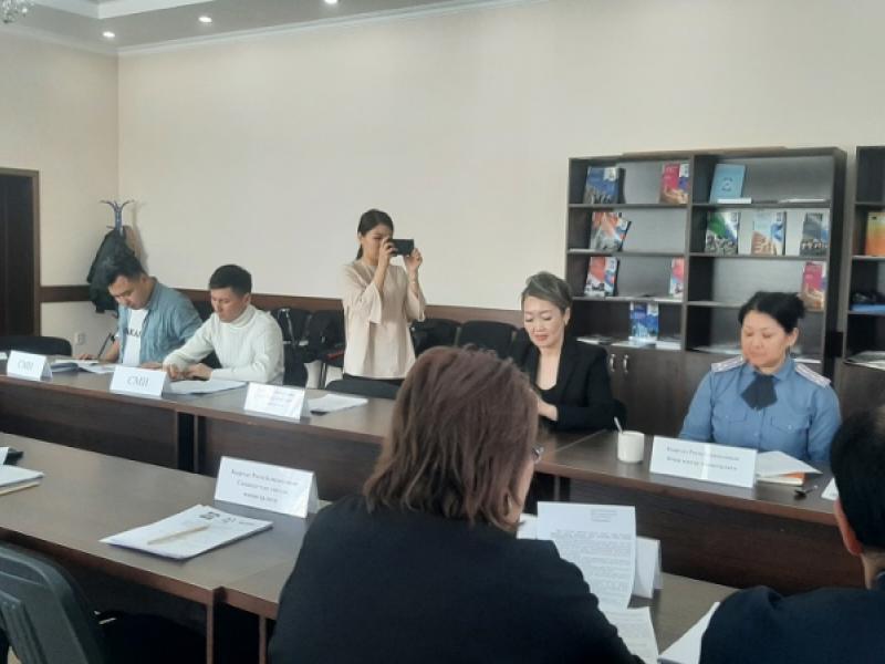 Омбудсмен Атыр Абдрахматова милиция жана прокуратурадан Нарындын мектептериндеги рэкет боюнча чараларды кабыл алууну талап кылды