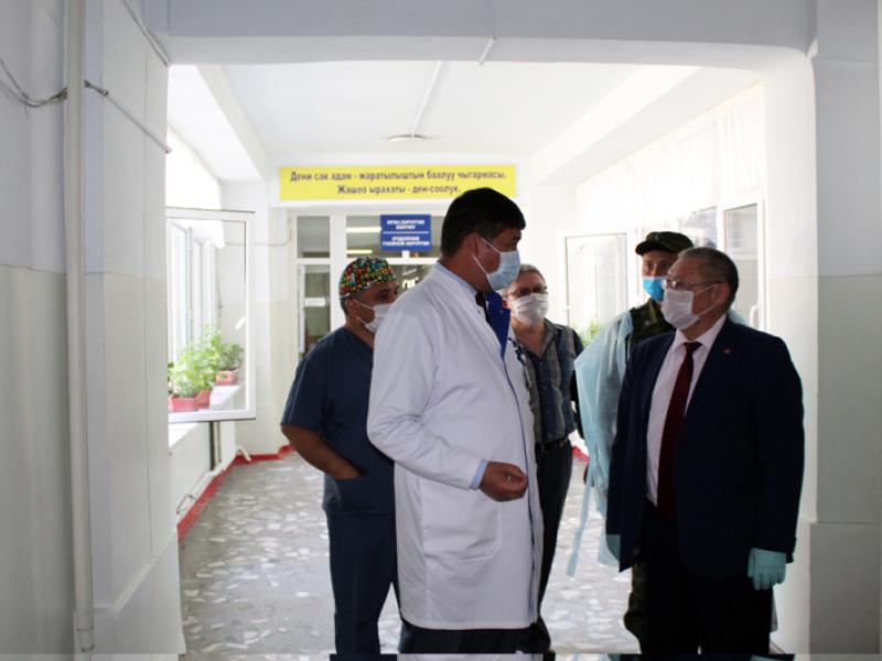 Кыргызстандын Акыйкатчысы Токон Мамытов дарыланып жаткан чек арачылардан кабар алды