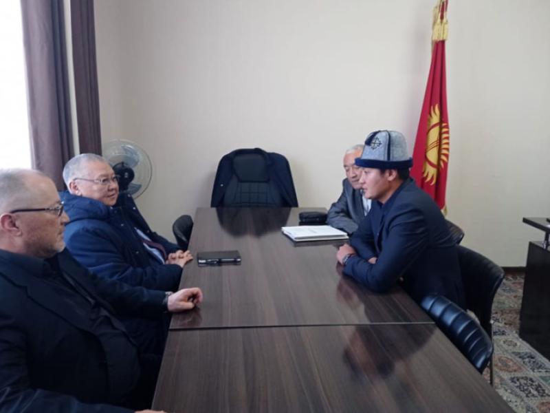 КР Акыйкатчысы Токон Мамытов “Укук кербени” долбоорунун алкактарында Каракол шаарында бир катар жолугушууларды өткөрдү