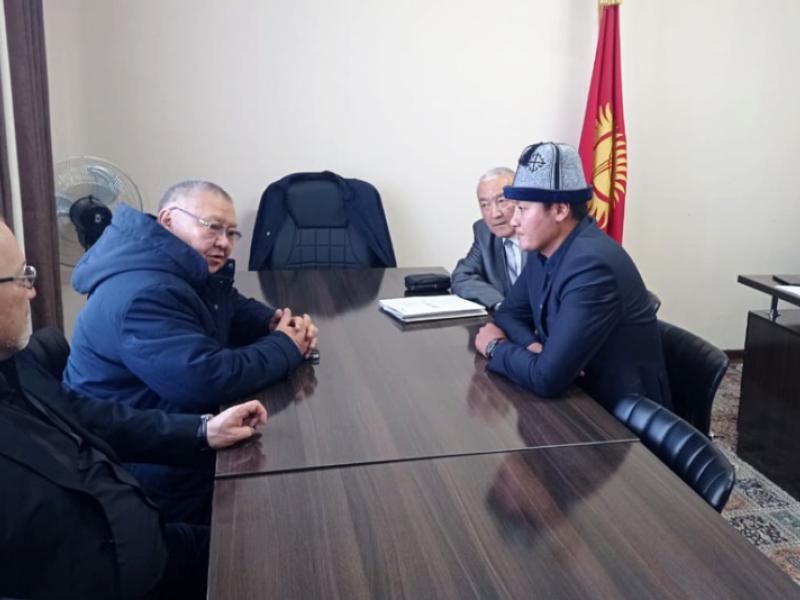 КР Акыйкатчысы Токон Мамытов “Укук кербени” долбоорунун алкактарында Каракол шаарында бир катар жолугушууларды өткөрдү