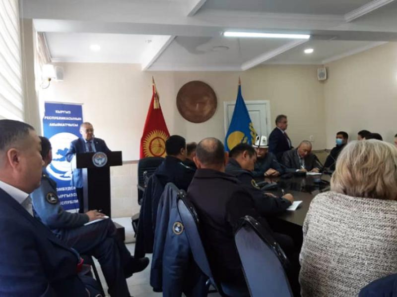 КР Акыйкатчысы Токон Мамытов “Укук кербени” долбоорунун алкактарында Каракол шаарында бир катар жолугушууларды өткөрдү