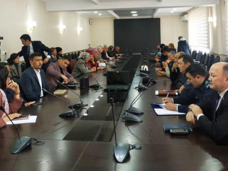 КР Акыйкатчысы Токон Мамытов “Укук кербени” долбоорунун алкактарында Каракол шаарында бир катар жолугушууларды өткөрдү