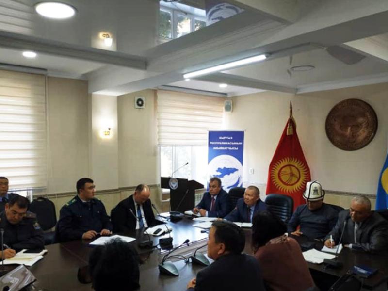 КР Акыйкатчысы Токон Мамытов “Укук кербени” долбоорунун алкактарында Каракол шаарында бир катар жолугушууларды өткөрдү