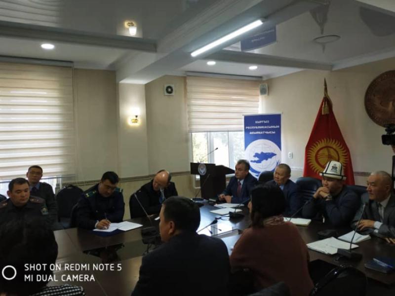 КР Акыйкатчысы Токон Мамытов “Укук кербени” долбоорунун алкактарында Каракол шаарында бир катар жолугушууларды өткөрдү