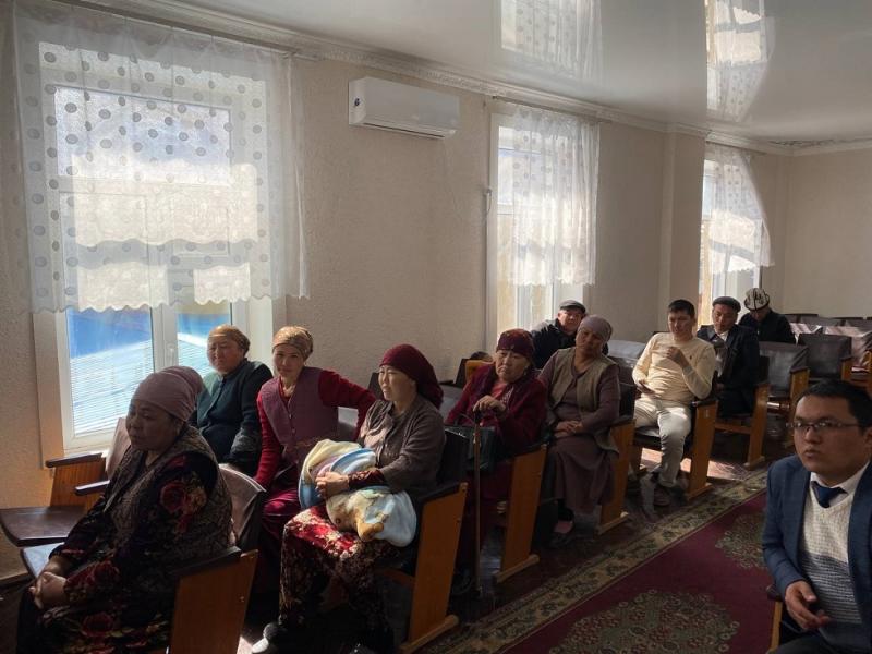 Акыйкатчы Атыр Абдрахматова Баткен областынын тургундарын жеке кабыл алып жатат