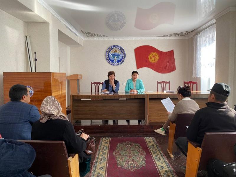 Акыйкатчы Атыр Абдрахматова Баткен областынын тургундарын жеке кабыл алып жатат