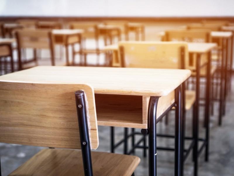 Ош шаарында 1-класстын окуучуларын “мал” деп тилдеген мугалимди кайрадан мектепке ишке алышкан