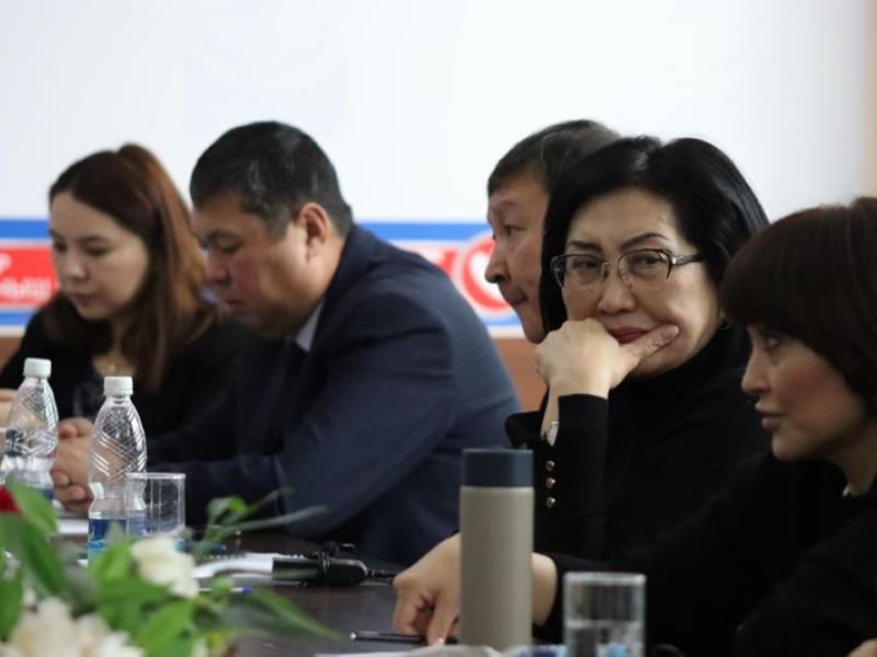 Акыйкатчы Атыр Абдрахматова укук коргоо органдары жана укук коргоо уюмдары менен Кыргызстандагы журналисттерди жана ЖМКларды колдоого байланышкан маселелерди талкуулады